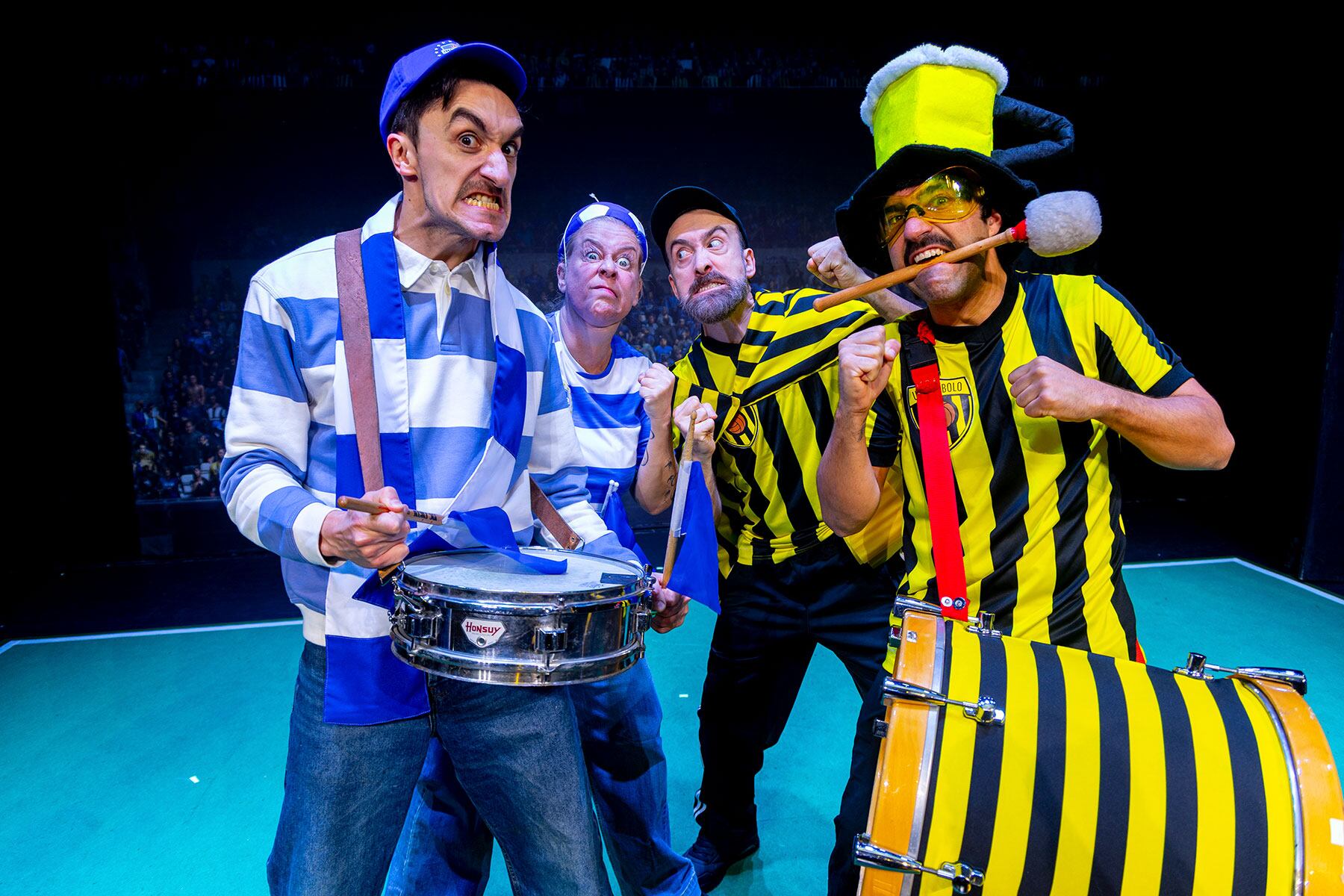 Imagen de los miembros de Yllana representando su espectáculo 'Gool'