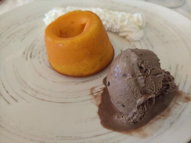 Coulant de naranja con helado de chocolate