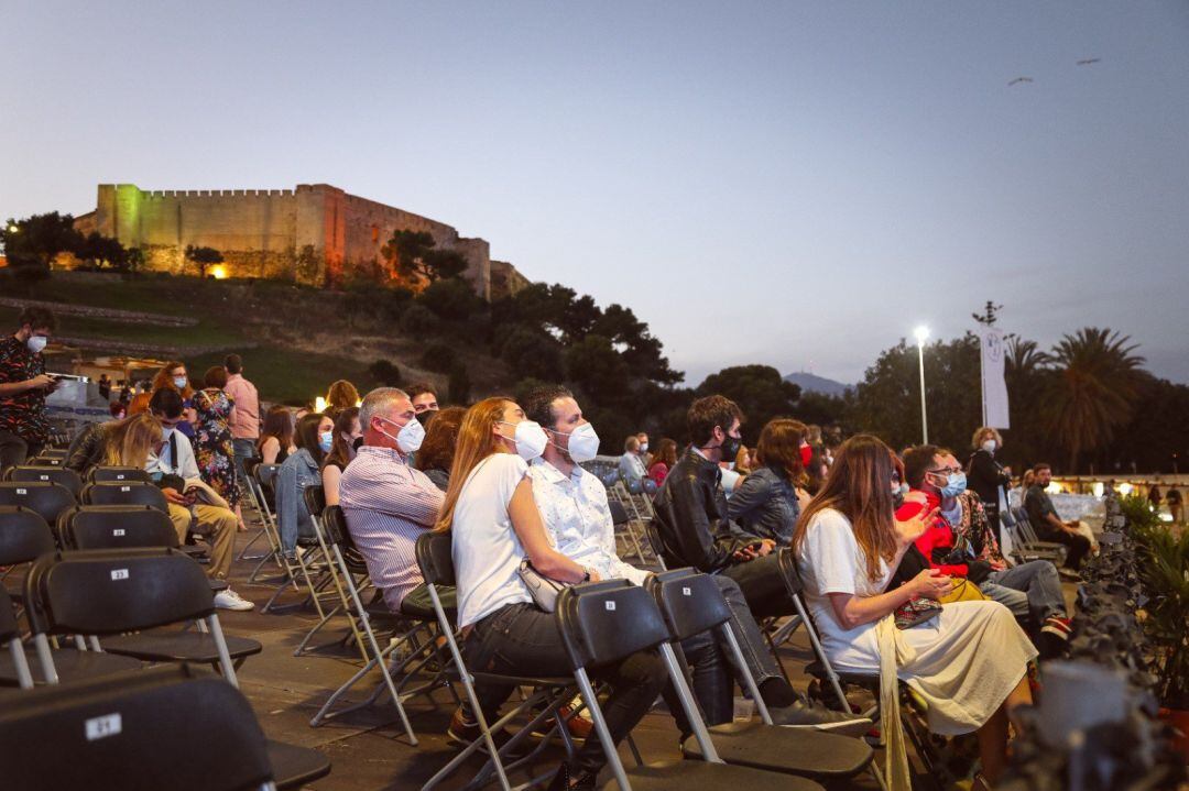 Asistentes a un espectáculo en el Marenostrum Fuengirola 