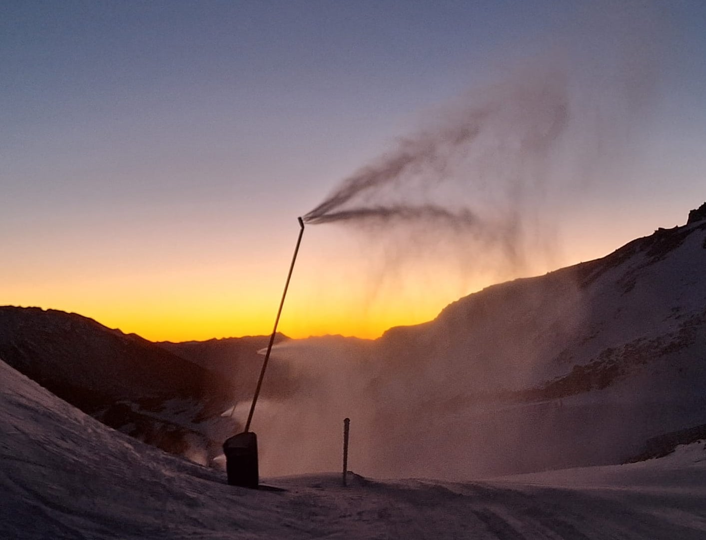 Producción de nieve artificial en San Isidro (León)