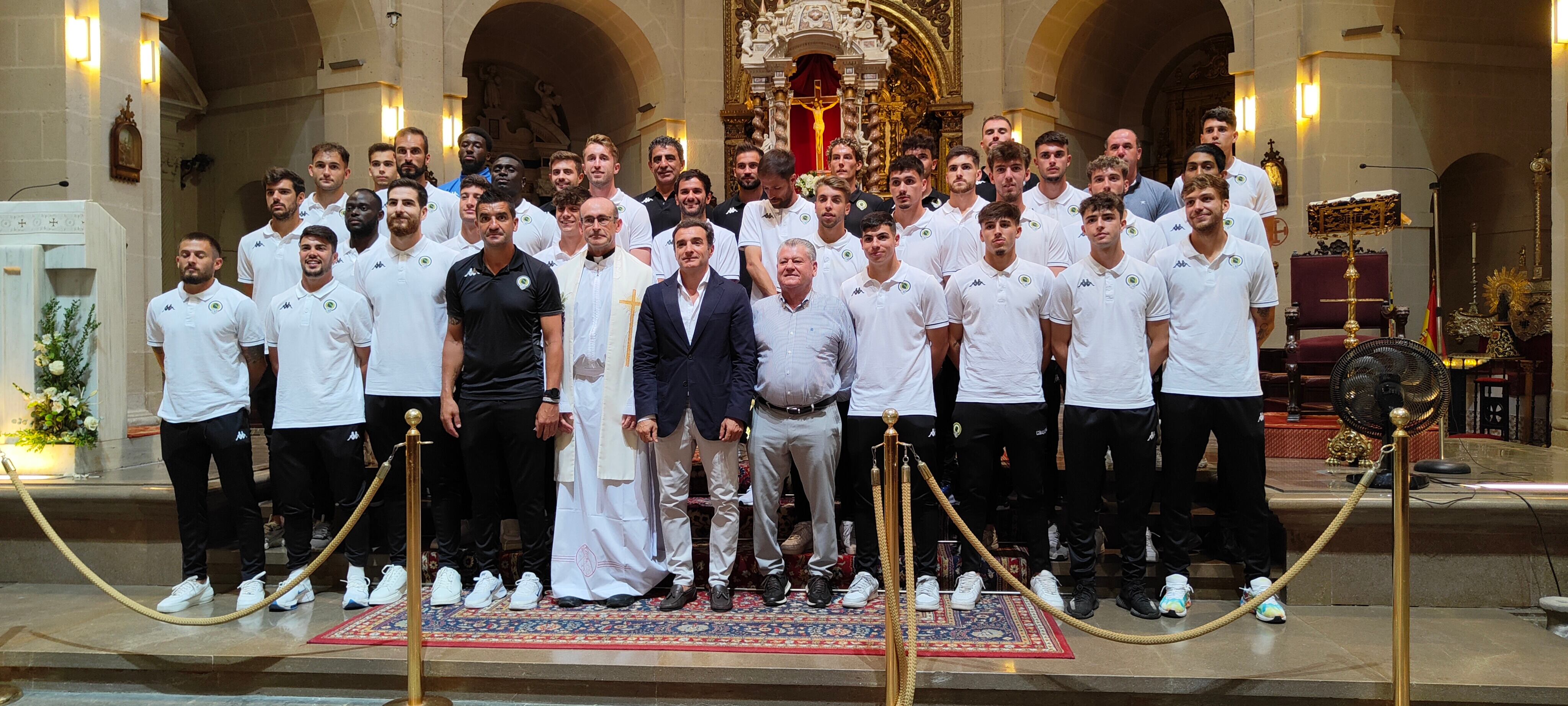 Ofrenda floral de la plantilla del Hércules a San Nicolás y Virgen del Remedio
