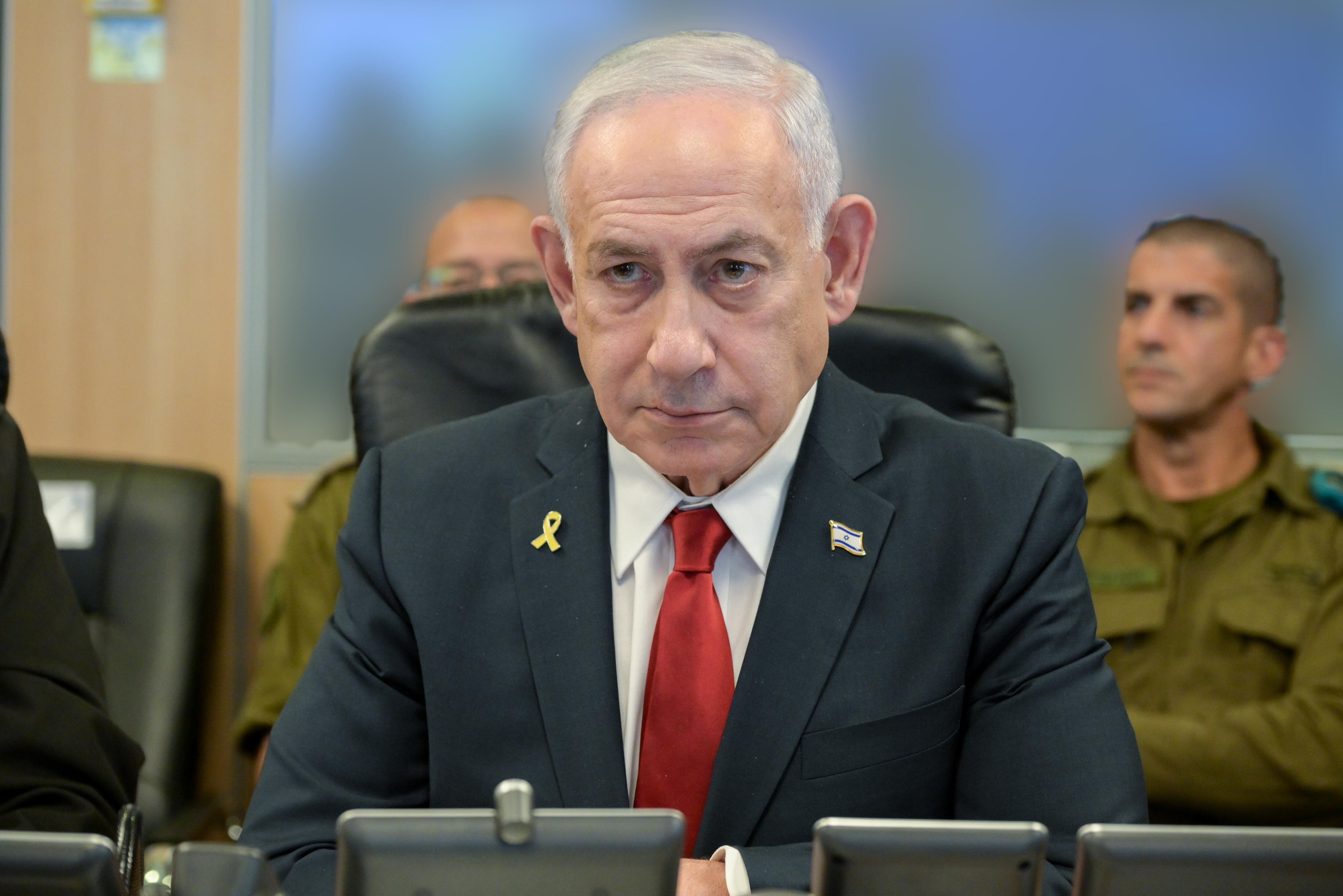 El primer ministro de Israel, Benjamin Netanyahu, atiende desde Jerusalén a los bombardeos del Ejército israelí a un complejo militar, dos plantas eléctricas y un almacén de combustible este domingo en Saná.
