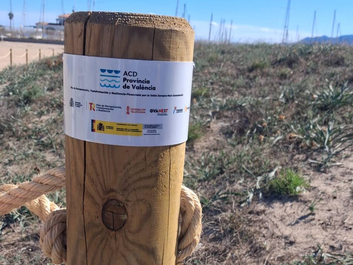 La Diputación de Valencia instala un sistema de protección dunar en Oliva y Tavernes