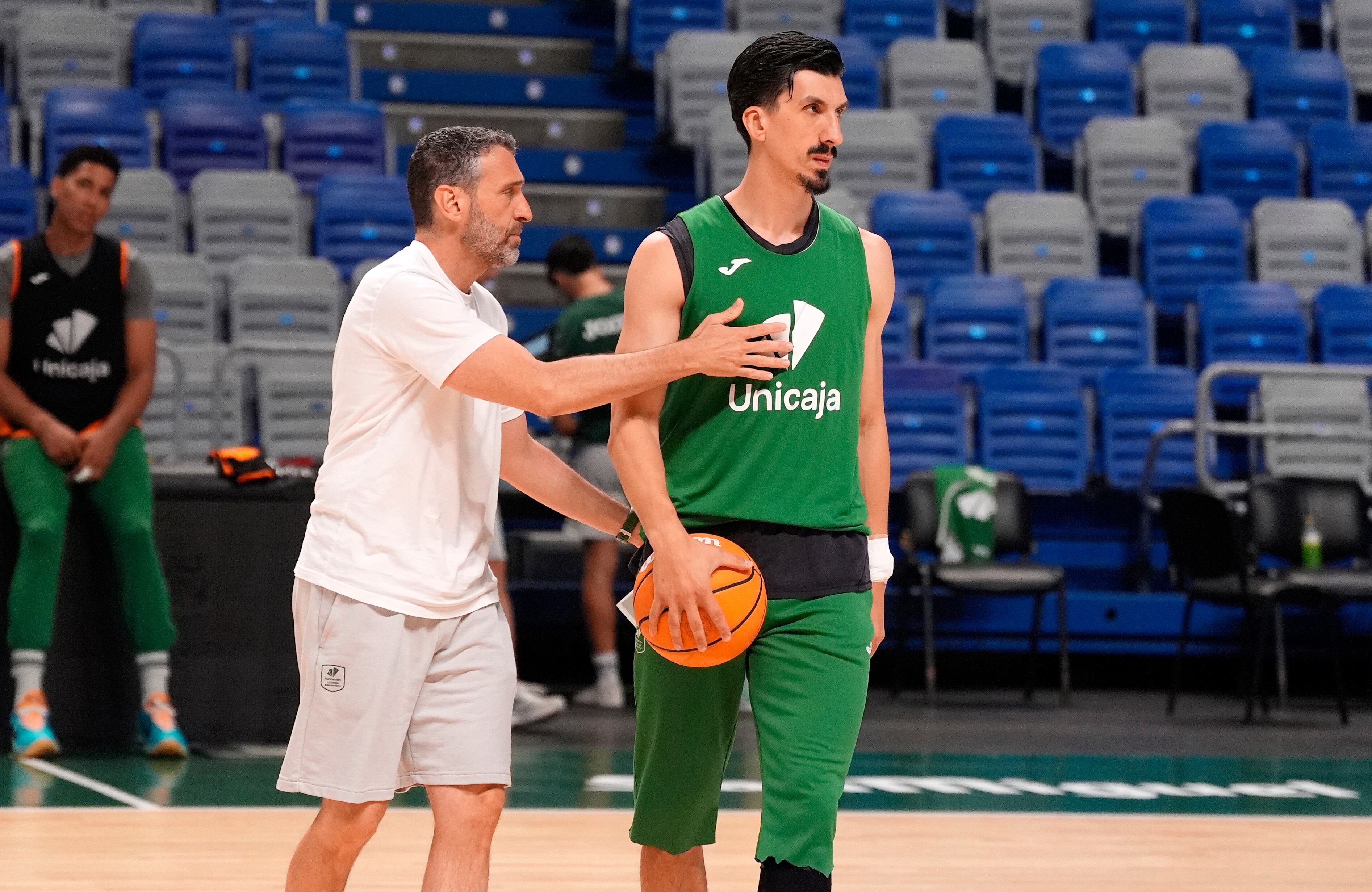 Ibon Navarro se dirige a Djedovic en un entrenamiento de la temporada pasada