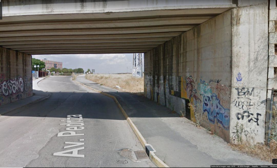 Puente de la línea AVE que hay que atravesar para ir a la Facultad de Medicina