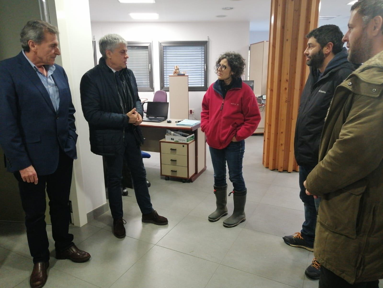 El delegado de la Junta, Eduardo Diego junto al equipo responsable del centro de Almázcara