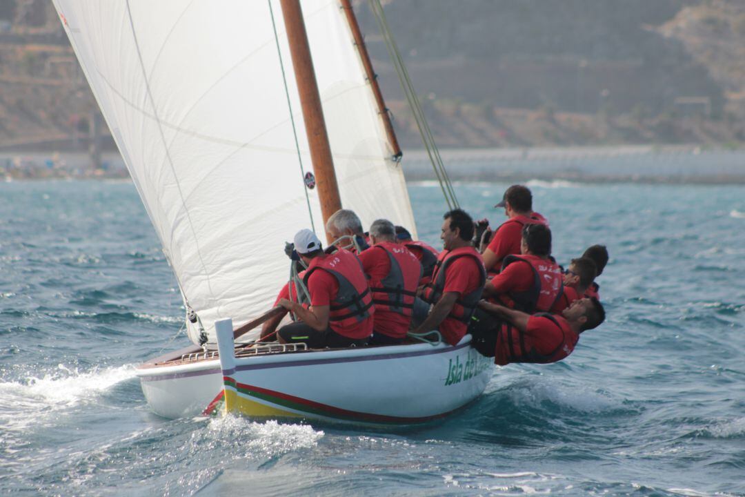 El &quot;Isla de Lanzarote&quot; en una regata.