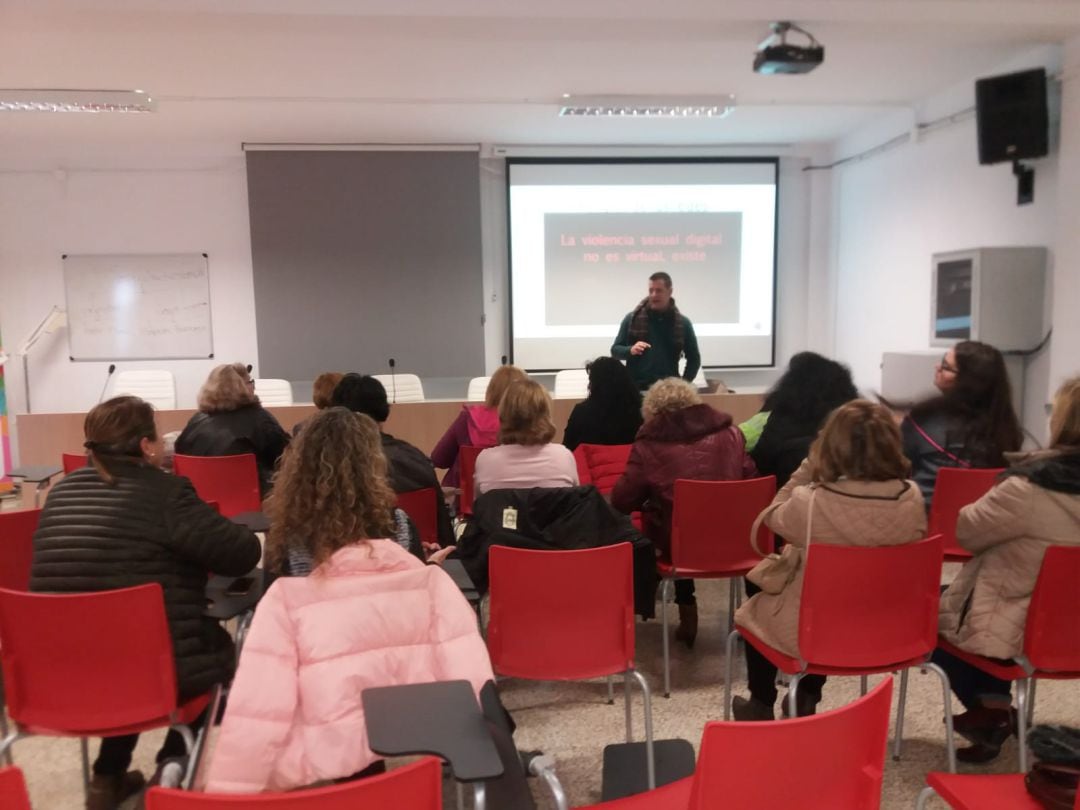 Momento del taller de jornada de puertas abiertas