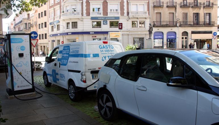 Imatge d'arxiu d'un vehicle elèctric carregant-se al punt ubicat a la plaça de la Llibertat de Reus.