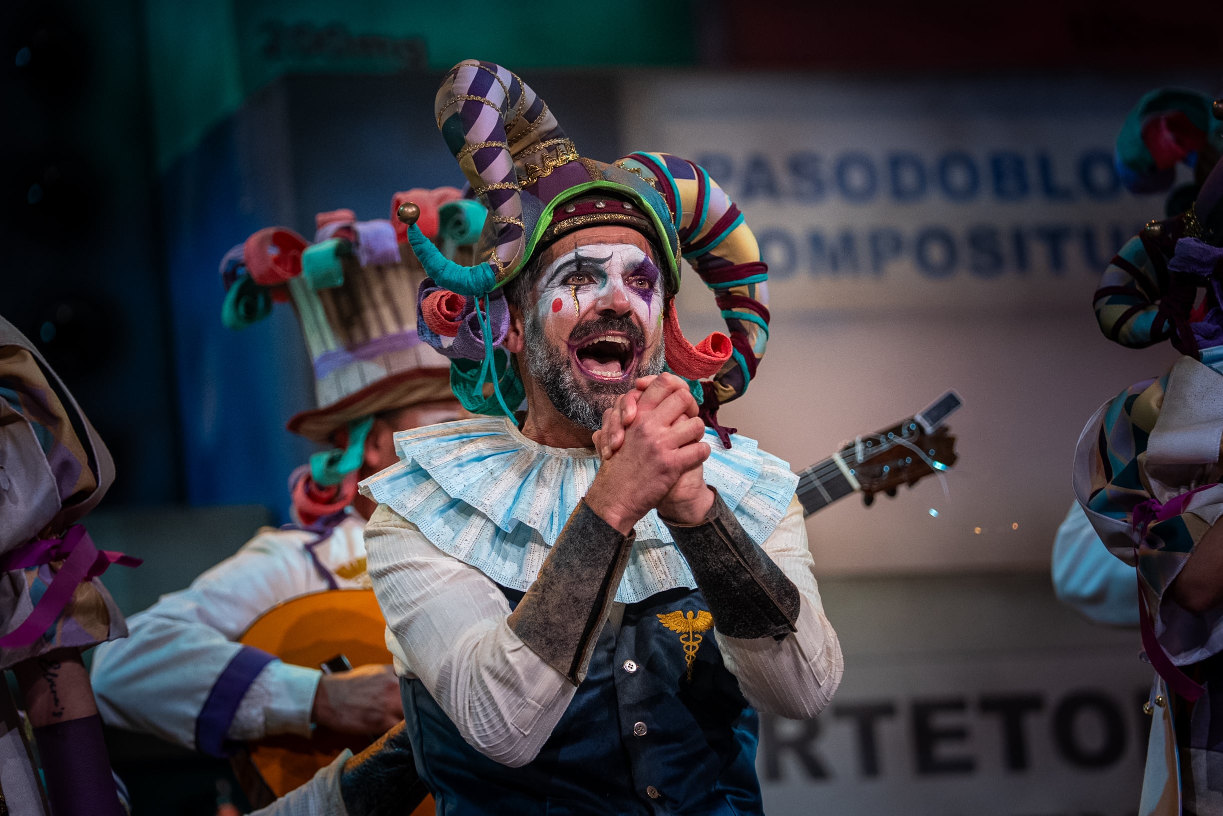 Jesús Bienvenido en el Gran Teatro Falla con su comparsa 'D3SAS3'.