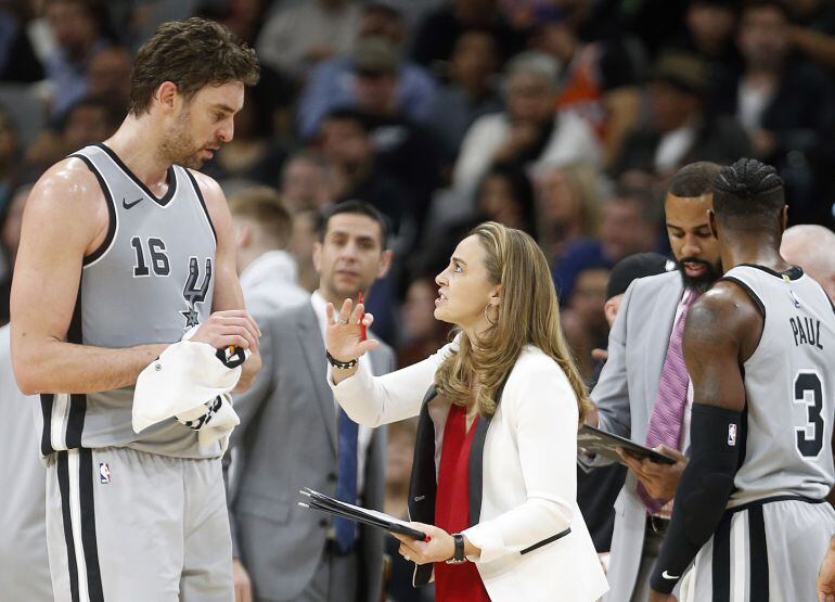 Gasol con Becky Hammon durante un partido con los Spurs 