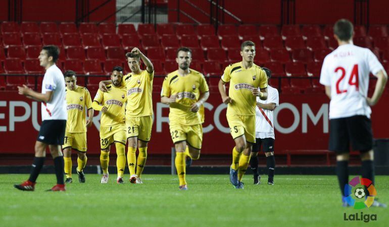 Máyor s&#039;abraça amb Jorge Díaz, autor del gol de la victòria.