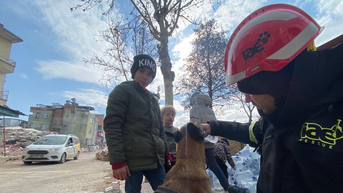 Voluntarios españoles llegan por primera vez a zonas devastadas por el terremoto de Turquía que seguían sin ayuda cuatro días después