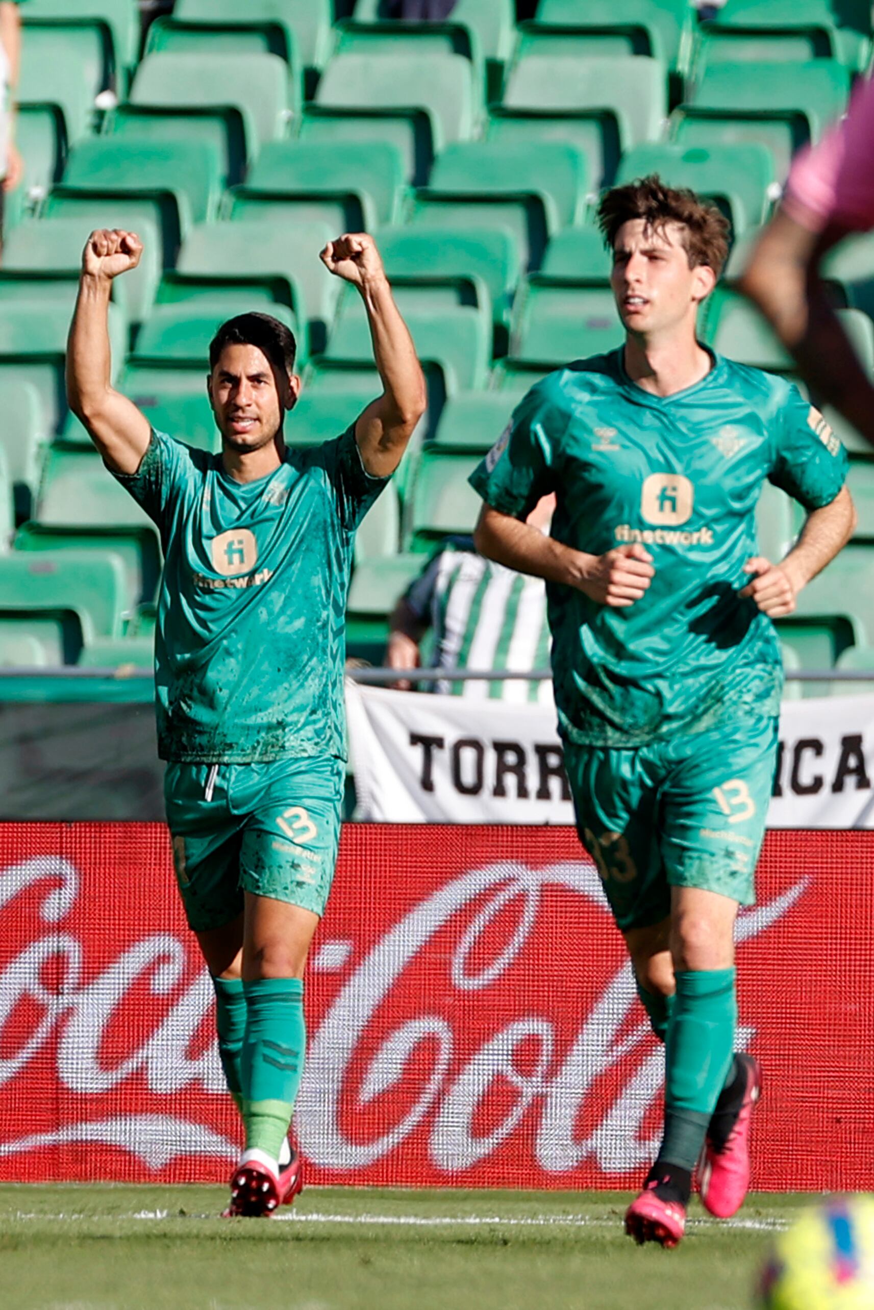 SEVILLA, 15/04/2023.- El delantero del Betis Ayoze Pérez (i) celebra tras marcar el primer gol ante el Espanyol, durante el partido de Liga en Primera División que Real Betis y RCD Espanyol disputan este sábado en el estadio Benito Villamarín, en Sevilla. EFE/Julio Muñoz
