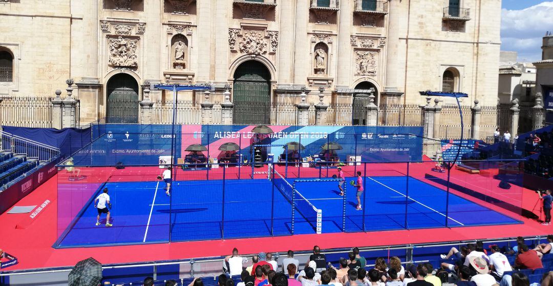 Pista central del World Padel Tour en la plaza de Santa María.