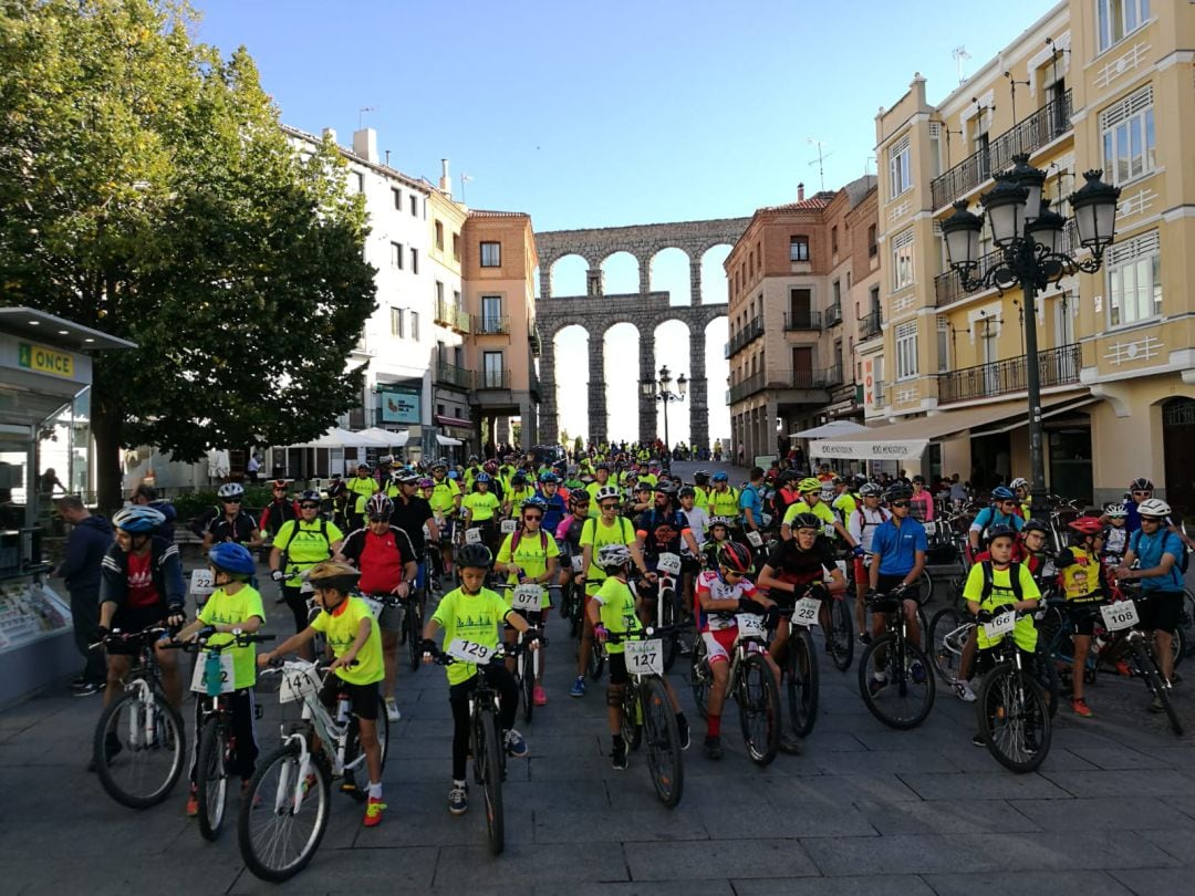 participantes del &quot;Día de la Bicicleta&quot; de Radio Segovia a su paso por el Acueducto