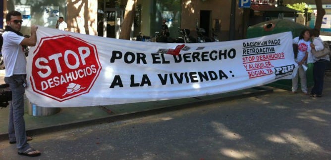 Miembros de la Plataforma STOP Desahucios se concentran en protesta por la actitud de los bancos