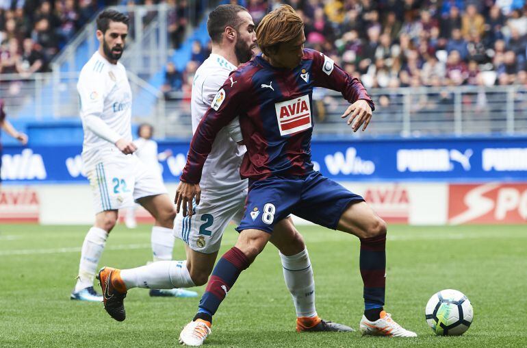 Inui protege un balón ante la presión del jugador del Real Madrid, Carvajal