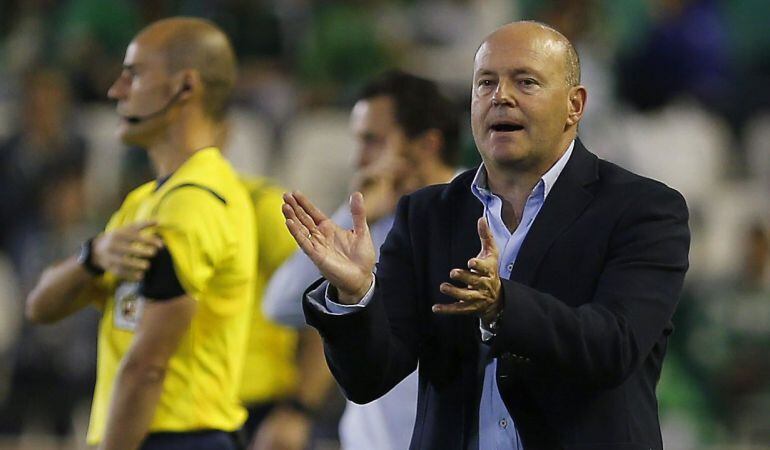 GRA353. SEVILLA, 17/10/2015.- El entrenador del Betis, Pepe Mel (d), durante el partido de Liga en Primera División ante el Espanyol que están disputando esta noche en el estadio Benito Villamarín, en Sevilla. EFE/Jose Manuel Vidal