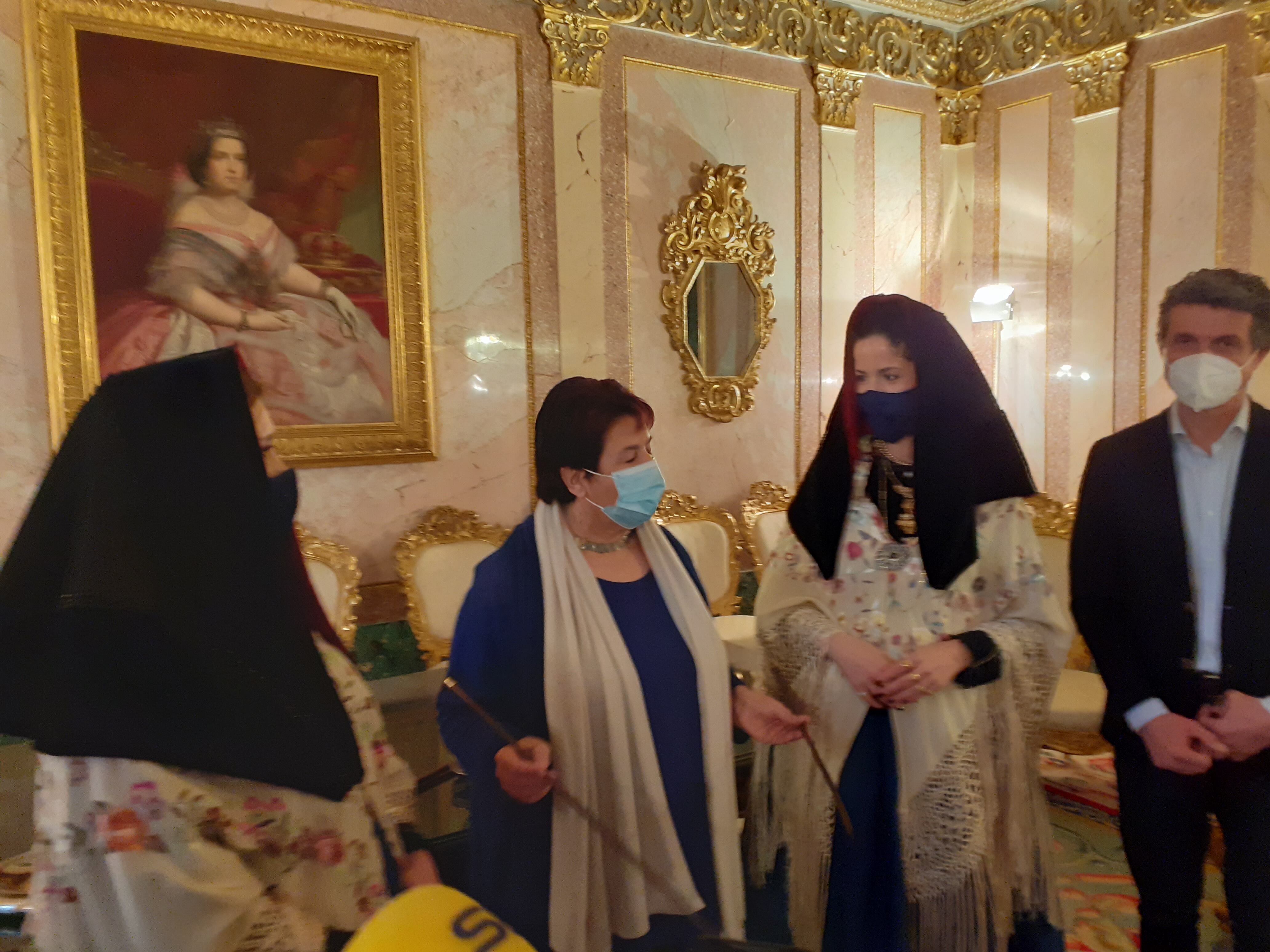 Las alcaldesas zamarriegas reciben el bastón de mando en el Ayuntamiento de Segovia