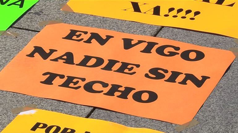 Carteles en la acampada de la calle Urzáiz