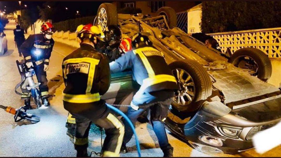 Bomberos trabajando en la liberación del accidentado.