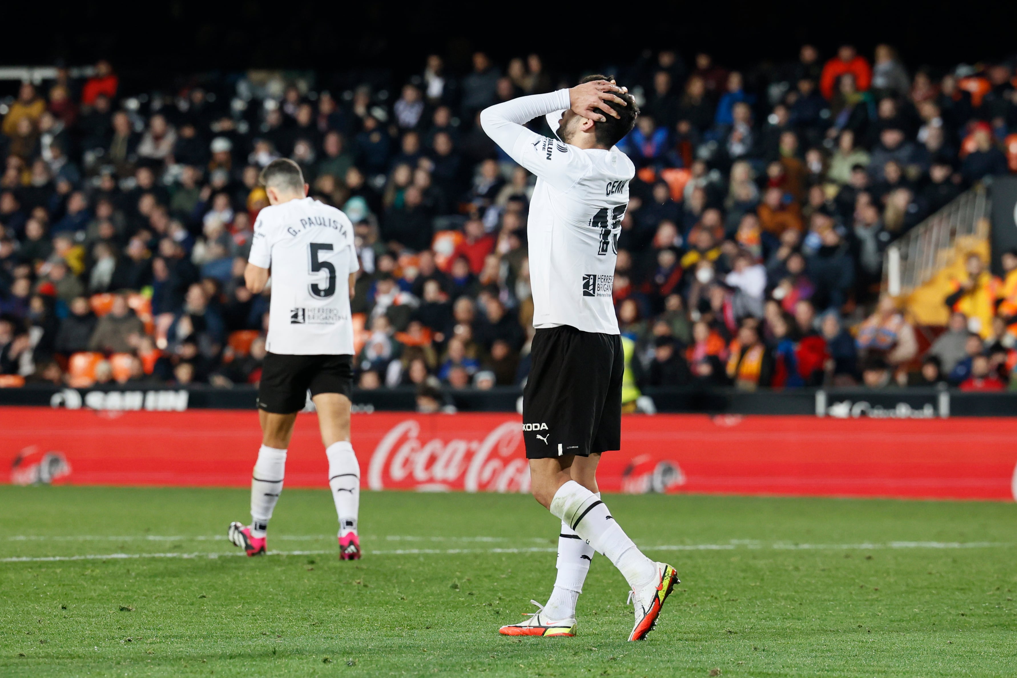 VALENCIA, 23/01/2023.- El defensa del Valencia Cenk Özkacar (d) reacciona tras recibir el segundo gol ante el Almería, durante el partido de Liga en Primera División que Valencia CF y UD Almería disputan este lunes en el estadio de Mestalla. EFE/Biel Aliño
