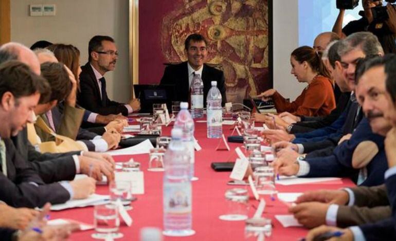 Imagen de archivo de una reunión entre Fernando Clavijo, Fecai y Fecam.