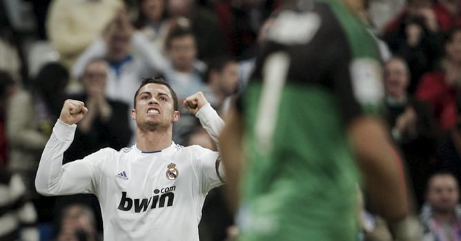 El delantero portugués del Real Madrid Cristiano Ronaldo celebra su segundo gol, tercero de su equipo, durante el partido correspondiente a la vigésimo segunda jornada del Campeonato Nacional de Liga de Primera División que enfrenta al conjunto blanco con