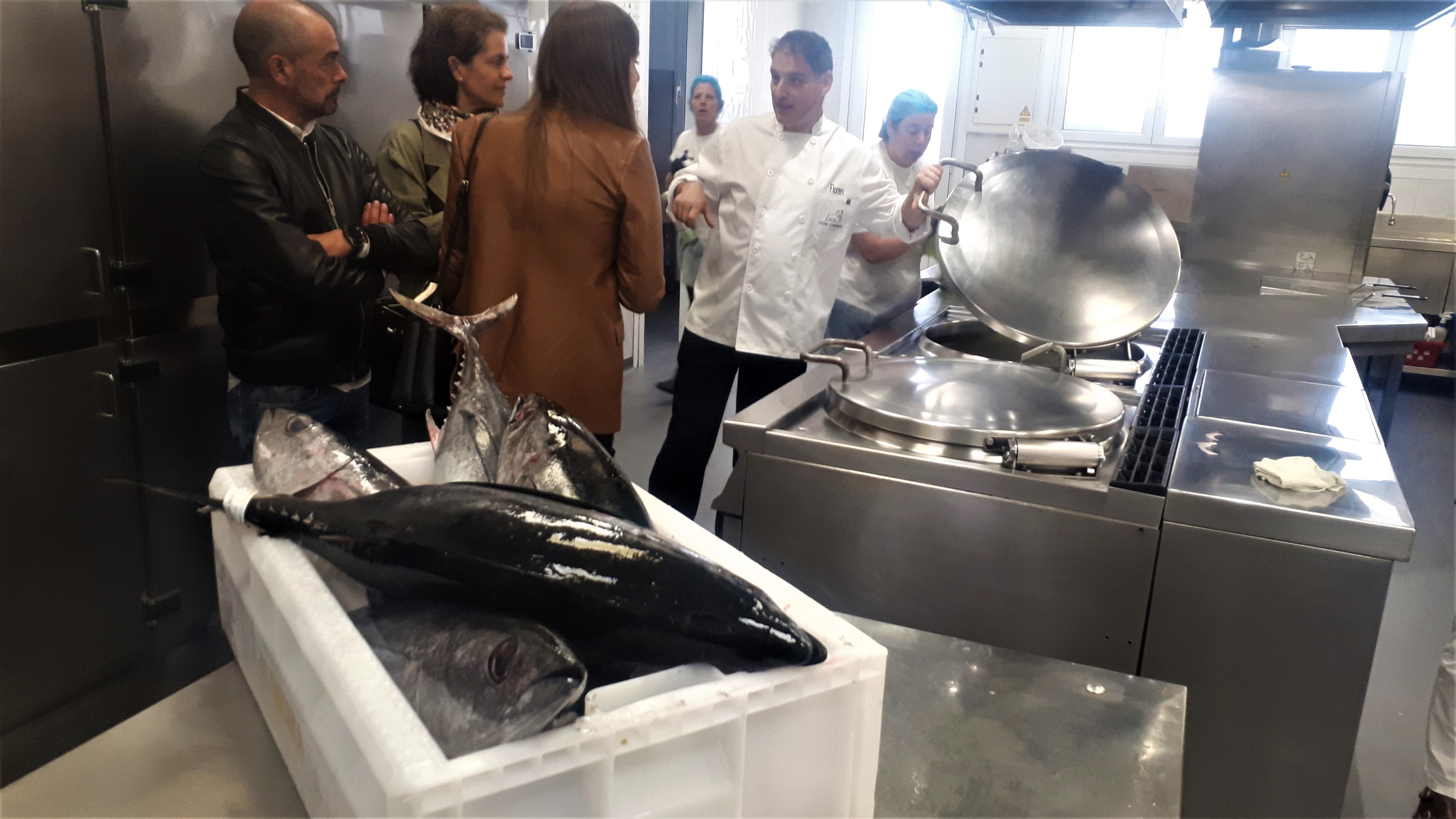 La Cocina Económica de Oviedo recibió cinco bonitos con un peso total de 40 kilos