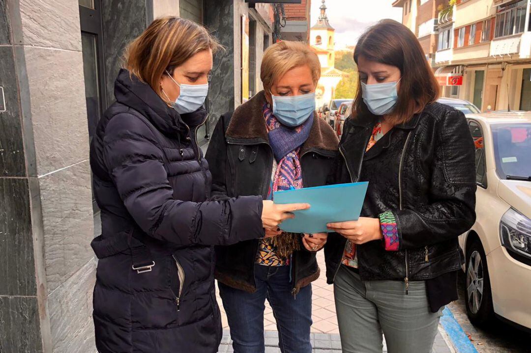 Presidenta del PP  en el centro durante la recogida de firmas, asegura que es preciso una nueva Ley que proteja los derechos de los propietarios 