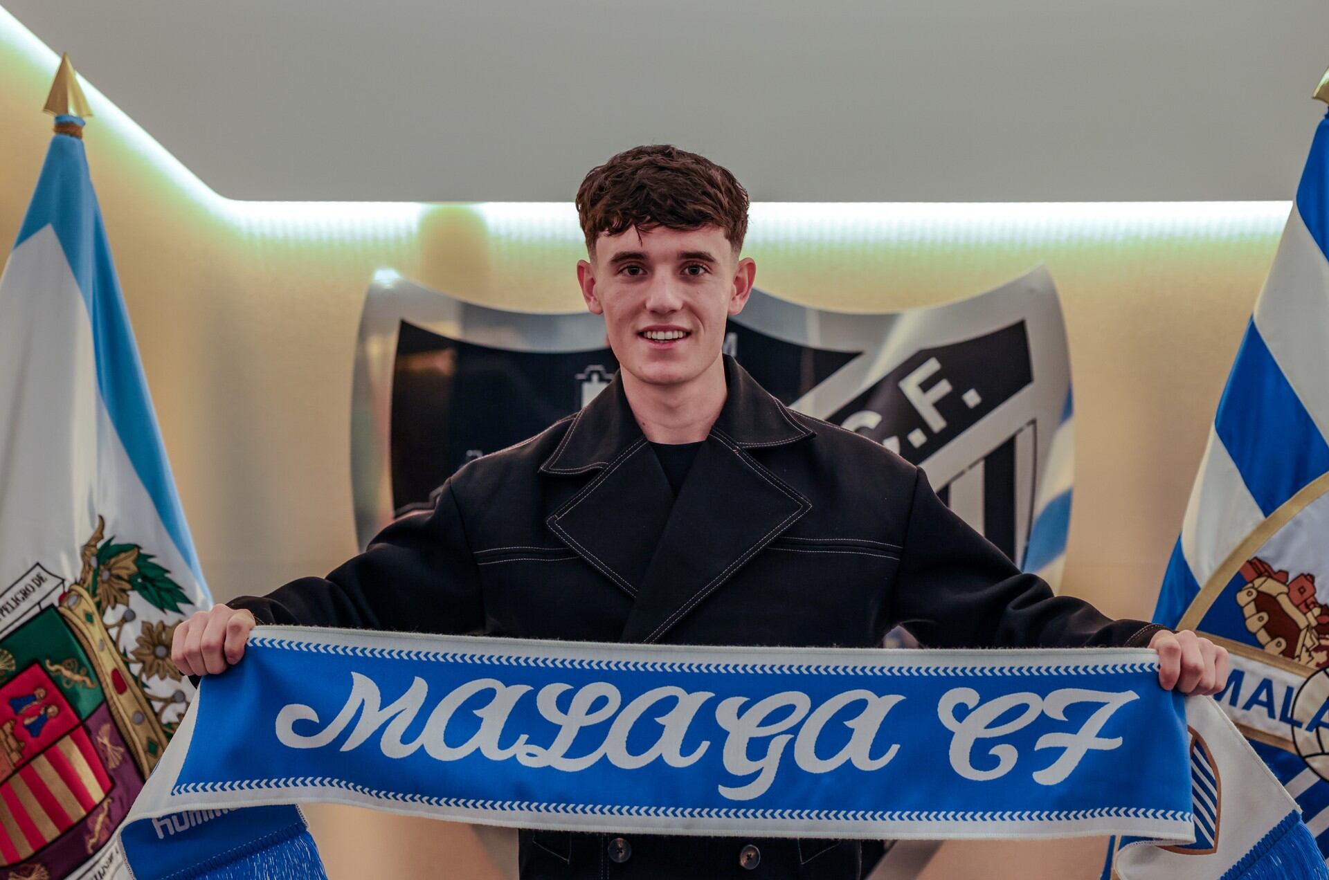 El centrocampista del Málaga Aaron Ochoa, con la bufanda del club, tras su ampliación de contrato