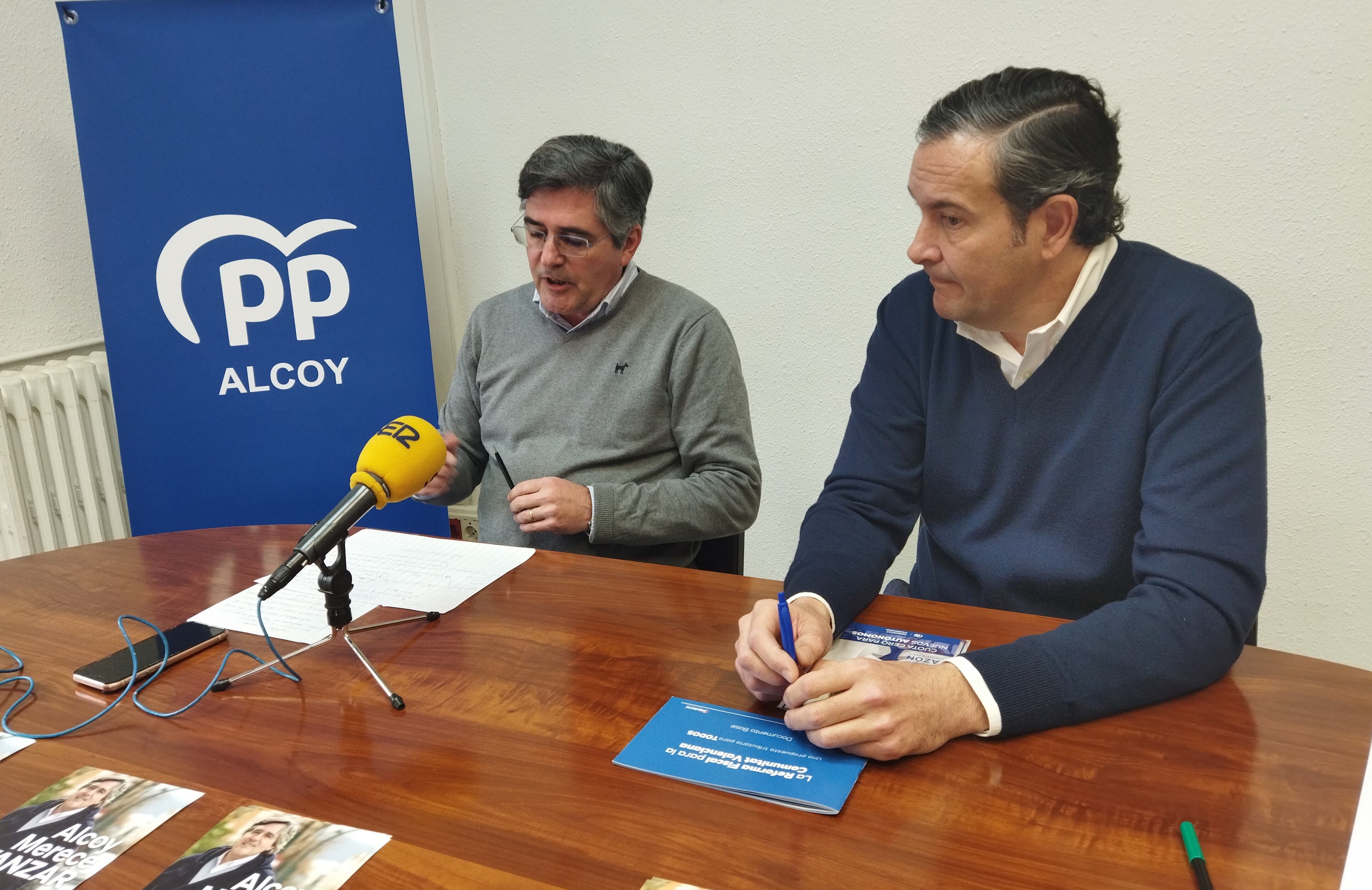 Carlos Pastor, alcaldable del PP, y Fernando Pastor, diputado autonómico del PP, durante la rueda de prensa en la que han anunciado las propuestas fiscales.