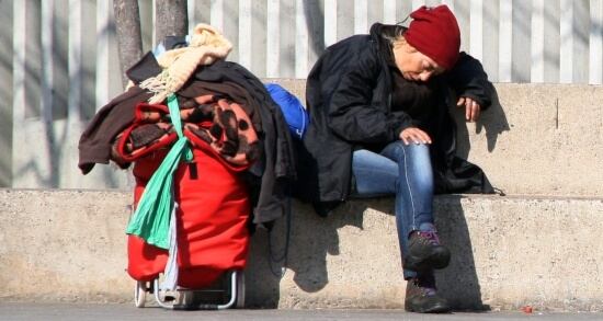 Una persona sense sostre a la plaça del Mercadal de Girona