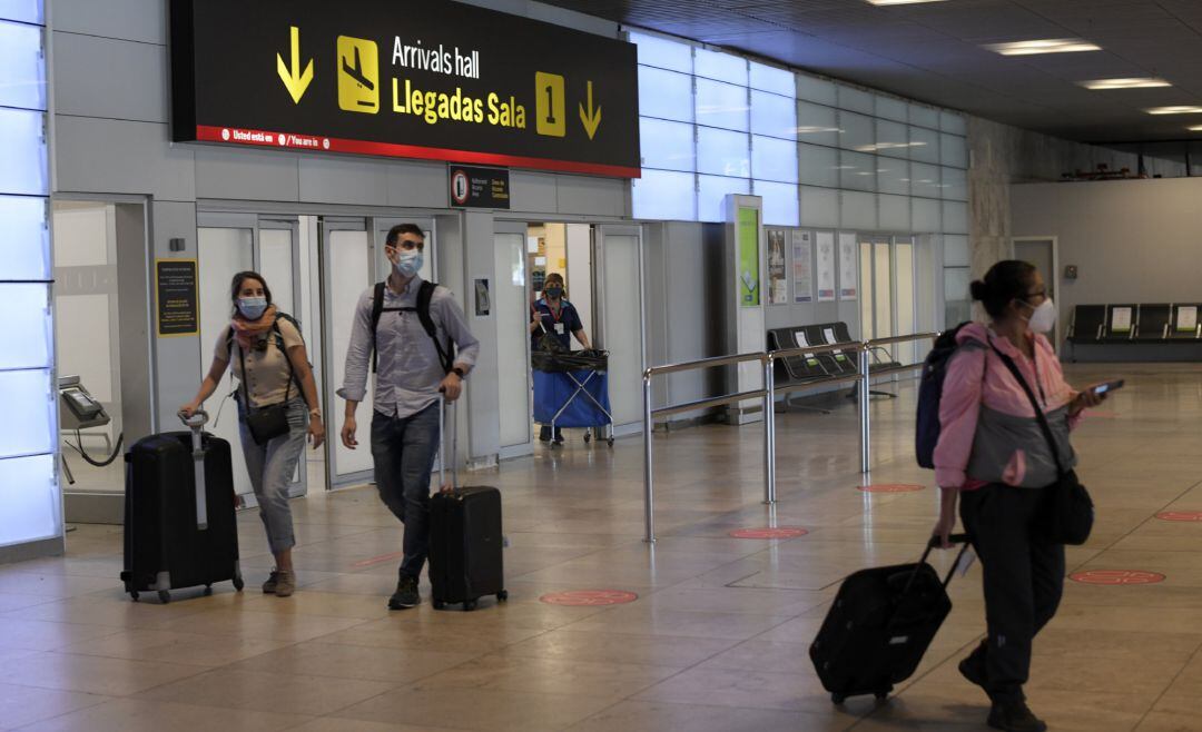 Archivo - Pasajeros procedentes de un vuelo llegan a la terminal T1 del Aeropuerto Adolfo Suárez Madrid-Barajas