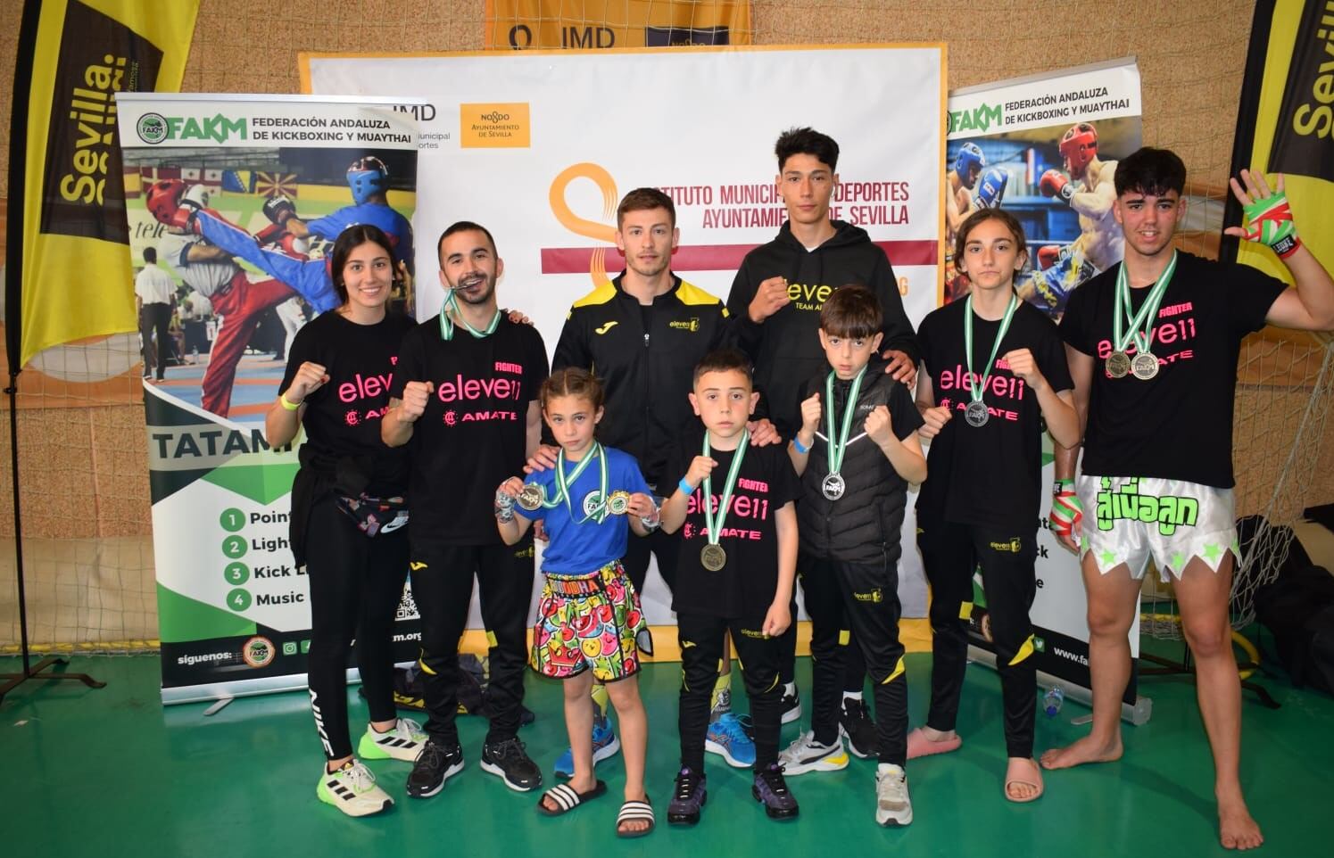 Los deportistas del Eleven Team con sus medallas.