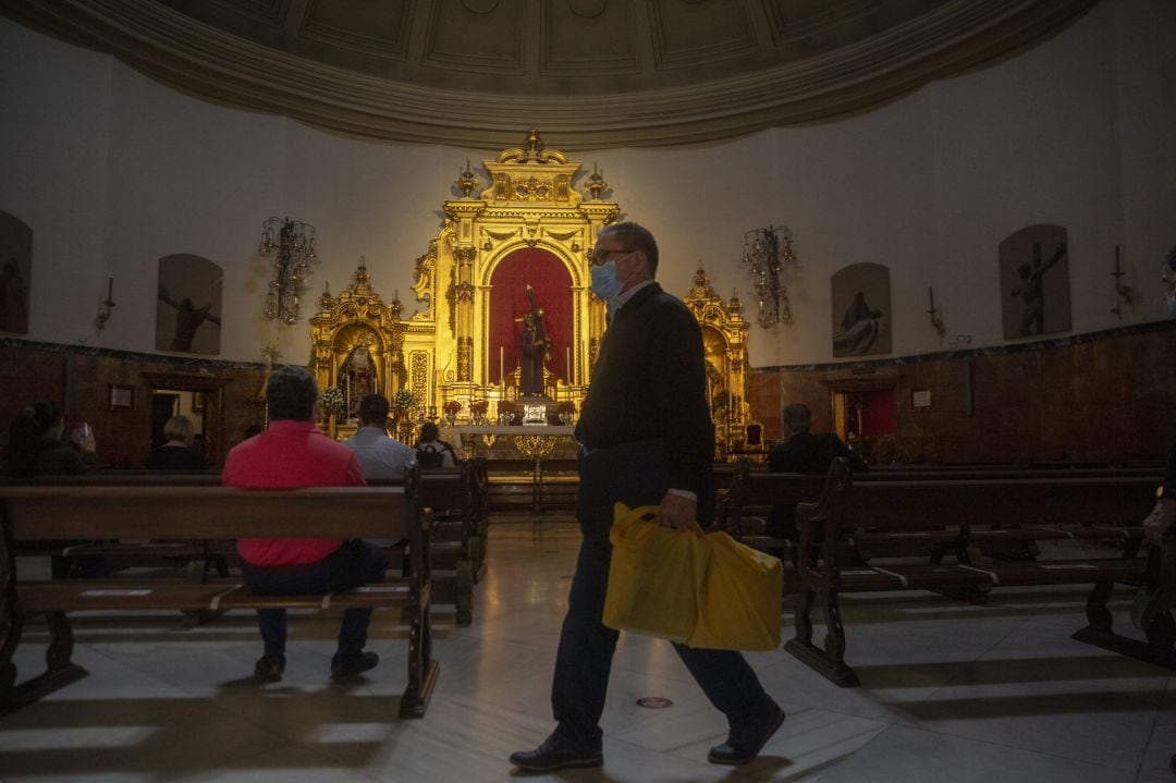 Fieles en el interior de la basílica de Jesús del Gran Poder