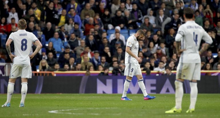 Los jugadores del Real Madrid tras el tercer gol de la UD Las Palmas.