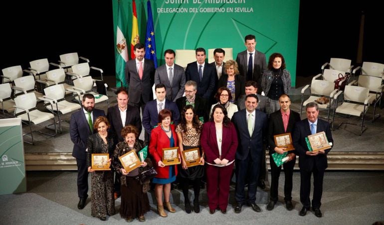 Foto de familia de los galardonados