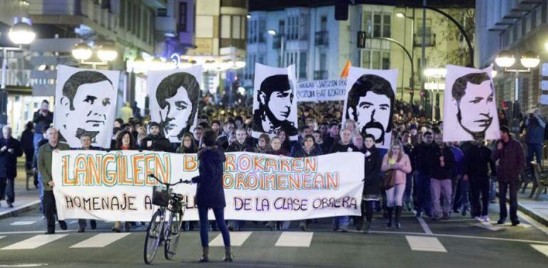 Manifestación por las víctimas del 3 de marzo en Vitoria