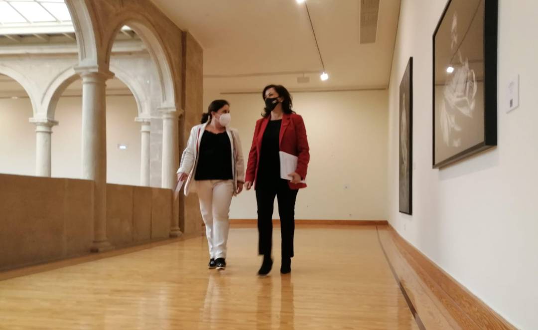 Concha Andreu y Henar Moreno, antes de su intervención en el antigo convento de La Merced en Logroño, sede del Parlamento de La Rioja.