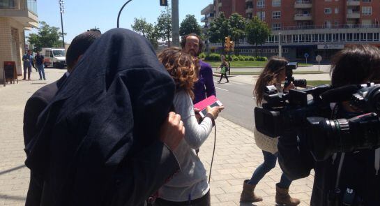 Miguel Àngel Puig, sortint dels jutjats de Reus ocultant el rostre.