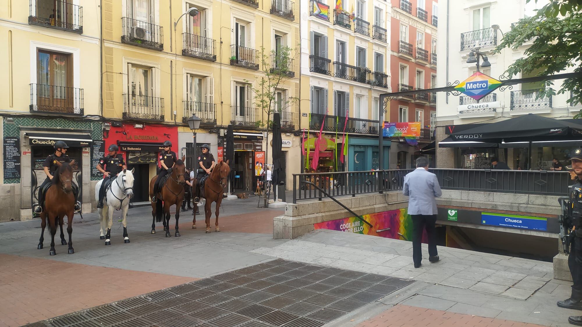 Unidad de caballería de la Policía Nacional en la madrileña Plaza de Chueca