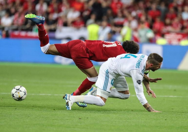 Momento en el que Ramos y Salah caen al suelo en la final de Kiev.