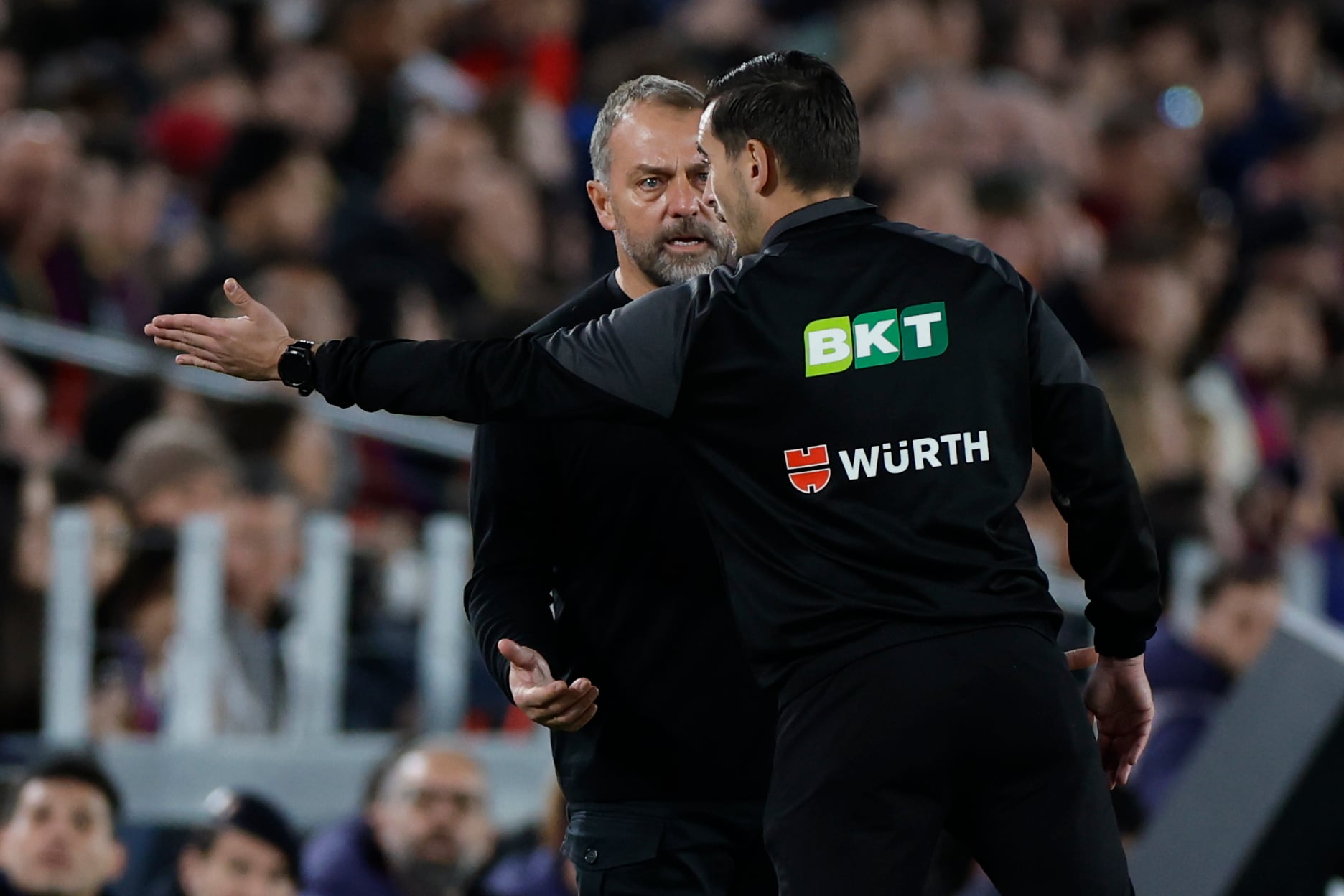 Hansi Flick quejándose al cuarto árbitro en el partido entre el FC Barcelona y Deportivo Alavés