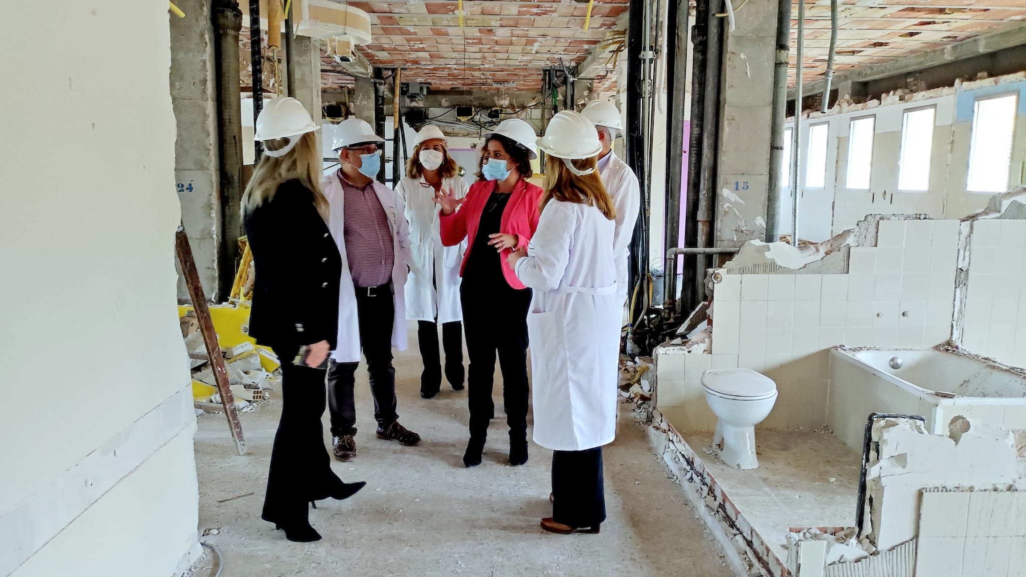 La consejera de Salud visita obras en el hospital San Agustín de Linares.