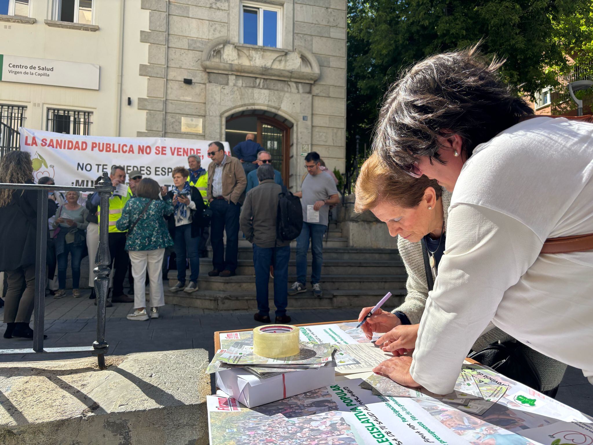 Una ciudadana firma en Jaén el apoyo a la ILP Para mejorar la sanidad pública andaluza.