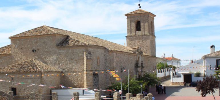 Iglesia y plaza de Montalbo (Cuenca).