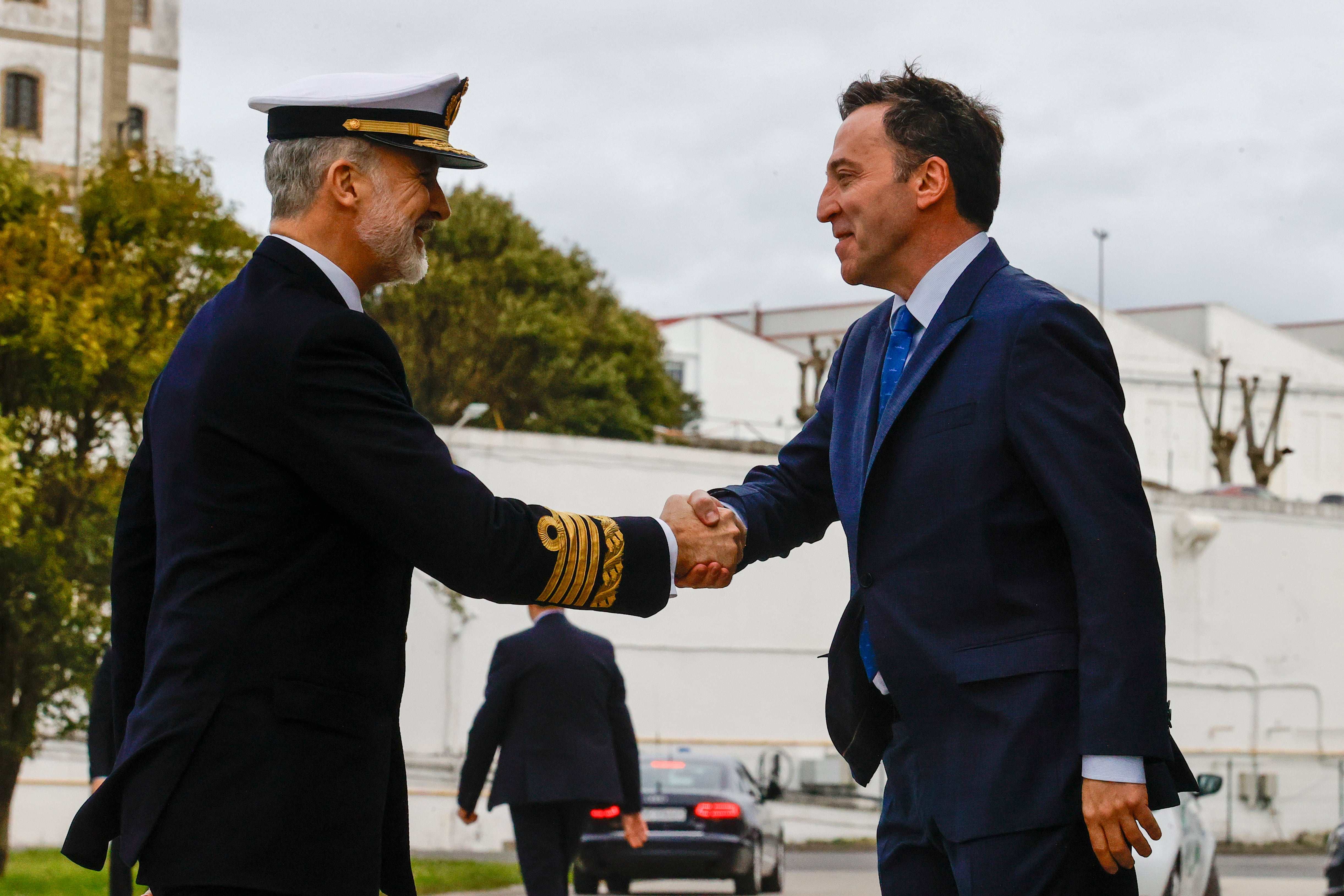 El rey Felipe VI saluda al presidente de Navantia, Ricardo Domínguez, a su llegada al centro de innovación y robótica del astillero de Ferrol que ha visitado este jueves. EFE/ Kiko Delgado