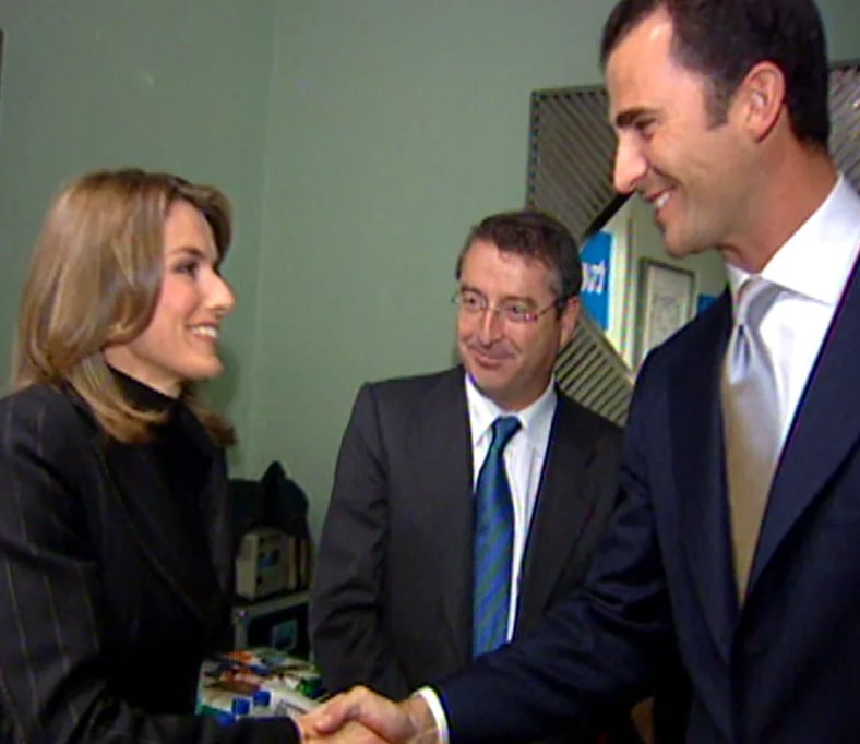 El saludo de la reina Letizia y el rey Felipe VI en 2003.